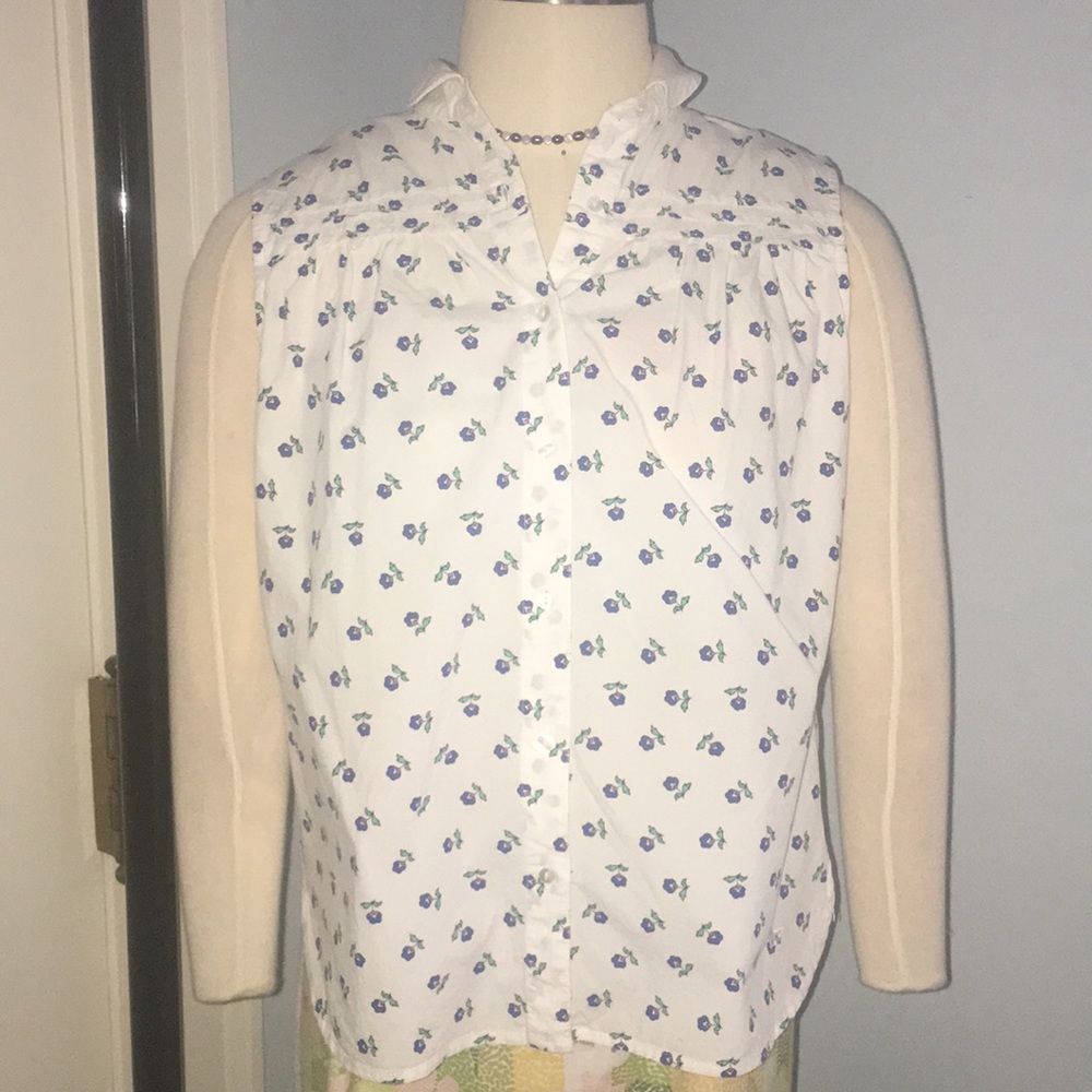 Button-up sleeveless shirt